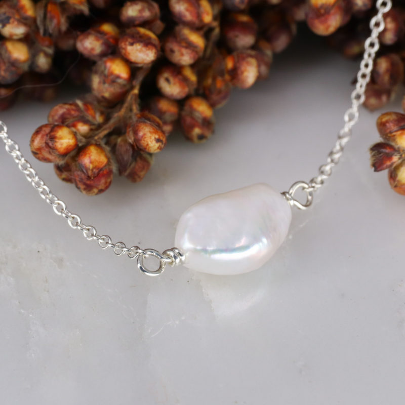 Silver single pearl necklace