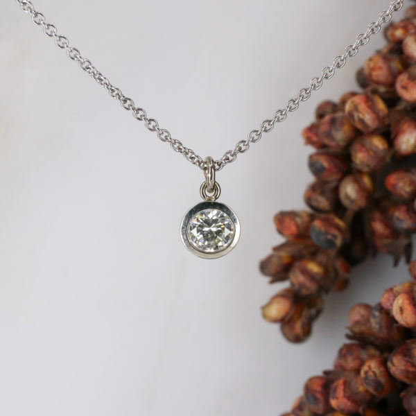 18ct white gold pre-loved round diamond pendant